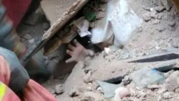 ریزش ساختمانی قدیمی در میدان راه‌آهن | محبوس شدن کودک ۸ ساله زیر آوار