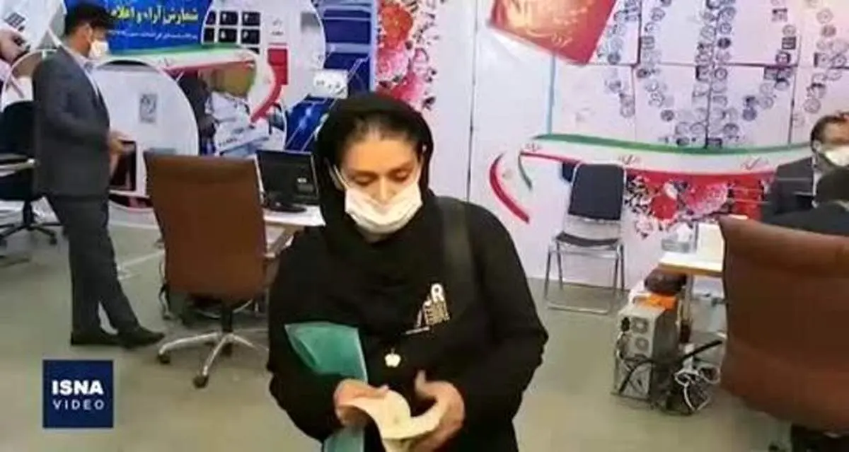 دختری که با موتورسیکلت برای ثبت نام ریاست جمهوری آمد + فیلم