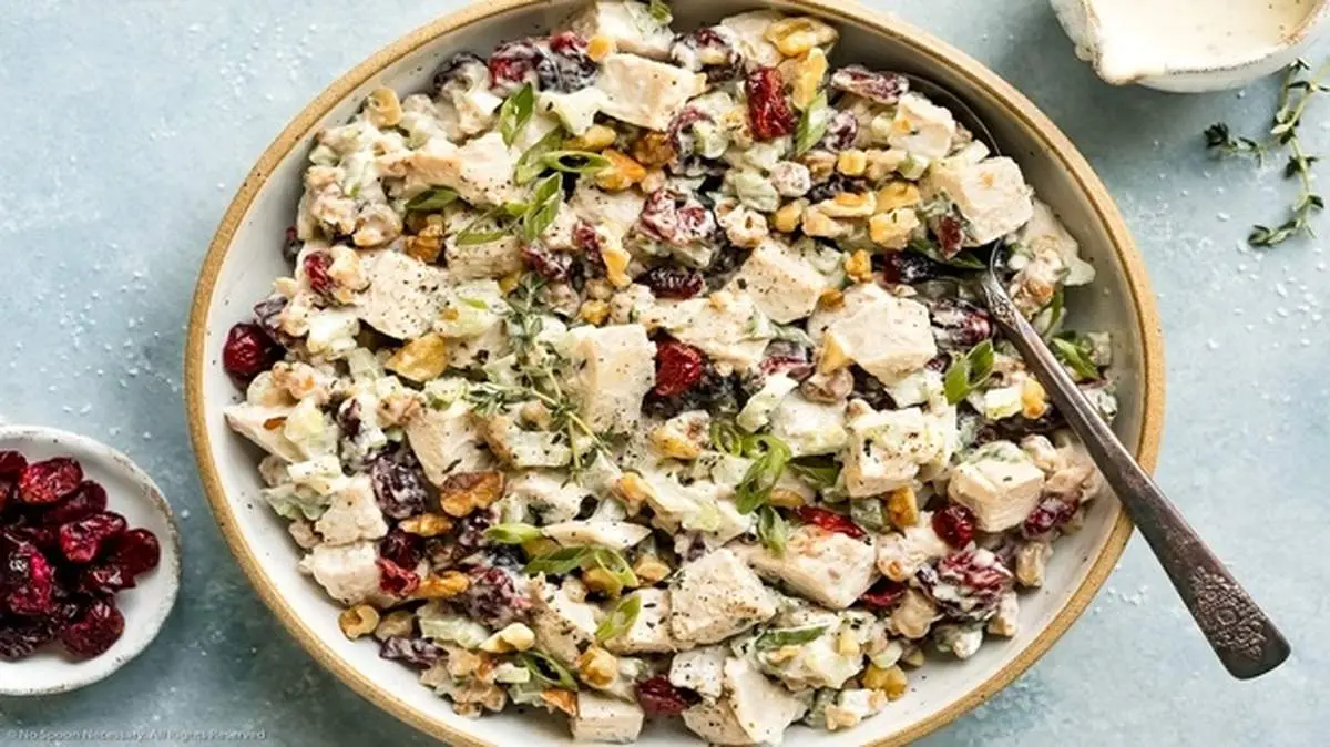 طرز تهیه سالاد مرغ و کرنبری