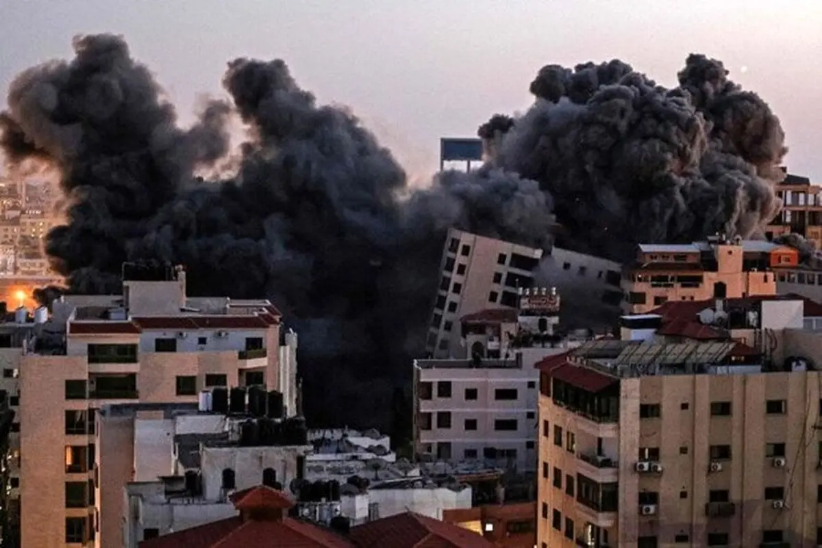 فرو ریختن یک برج مسکونی در غزه پس از حمله هوایی+ ویدئو