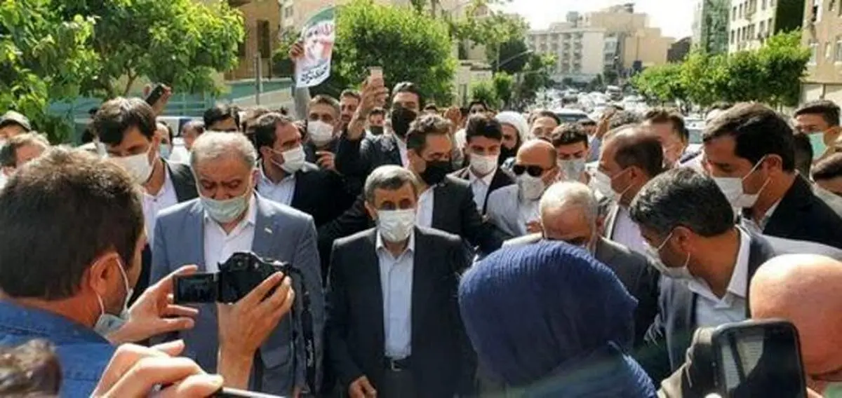 لحظه عجیب بالا رفتن احمدی‌نژاد از نرده‌های‌ وزارت کشور + فیلم