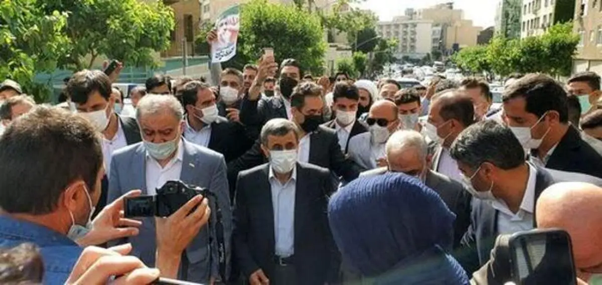 لحظه عجیب بالا رفتن احمدی‌نژاد از نرده‌های‌ وزارت کشور + فیلم