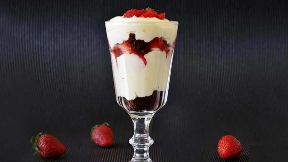 طرز تهیه دسر مگنولیا با طعم توت فرنگی