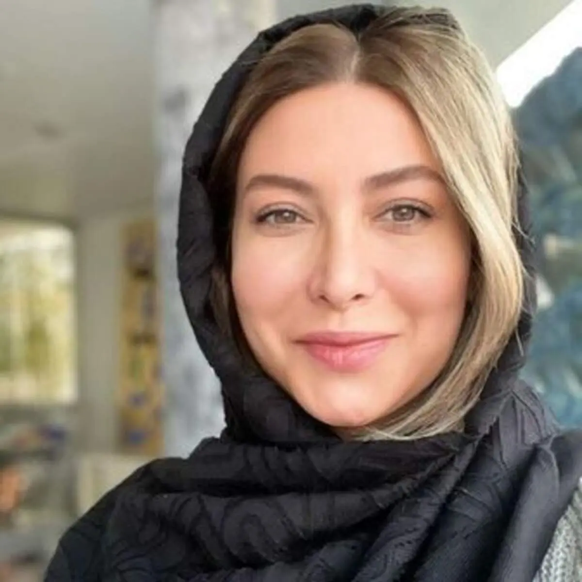 مانتوی خاص فریبا نادری با رنگ فیروزه‌ای +عکس