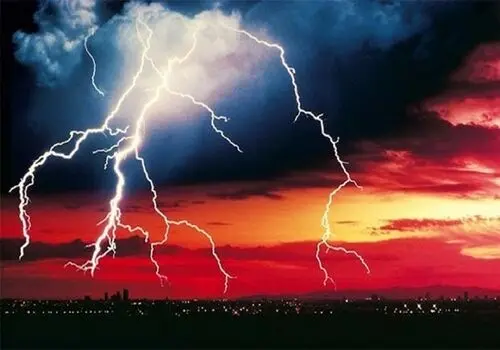 سرعت و گرمای فوق العاده بالای صاعقه در هنگام برخورد با آب را ببینید+ فیلم