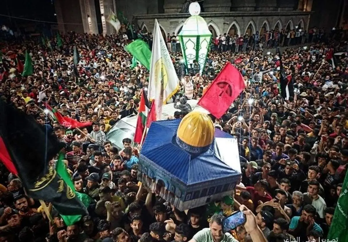 جشن و شادمانی مردم از پیروزی مقاومت در نوار غزه و کرانه باختری / حضور گسترده فلسطینی‌ها در مسجد الاقصی+فیلم
