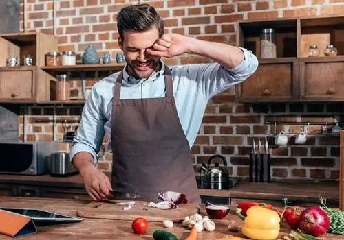 ترفند ساده برای جلوگیری از اشک هنگام خرد کردن پیاز