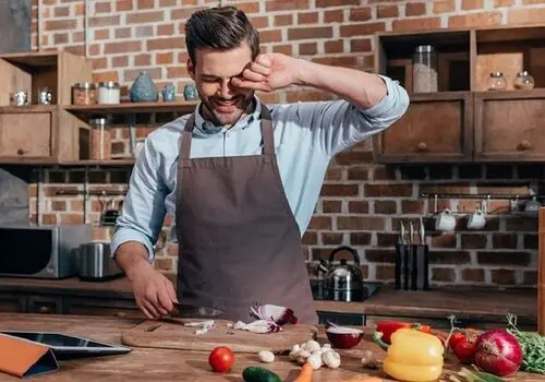 ترفند ساده برای جلوگیری از اشک هنگام خرد کردن پیاز