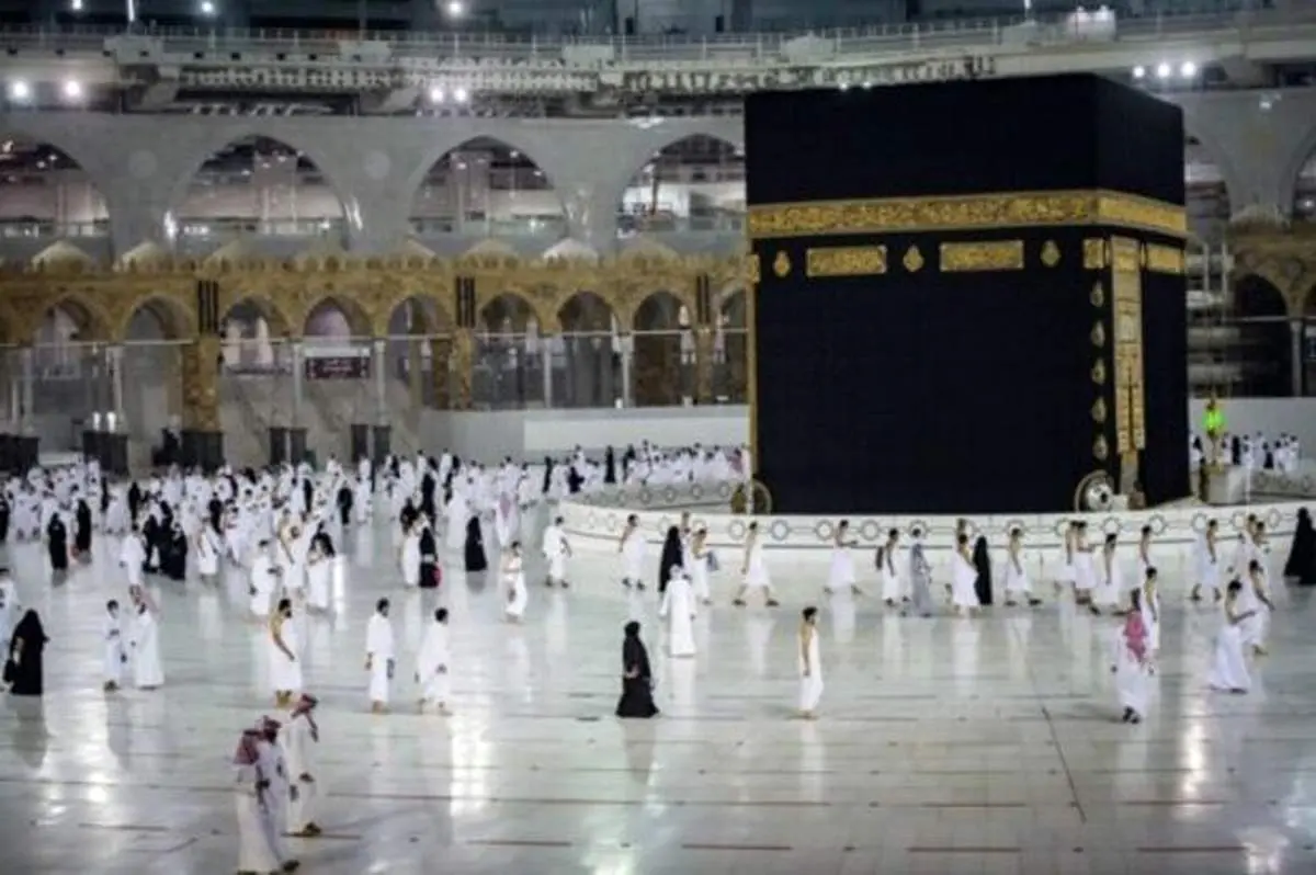 حمله عجیب یک زائر با چوب به خطیب مسجد الحرام + فیلم