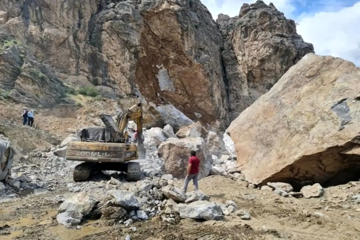 جزییات حادثه ریزش صخره از کوه در قطعه دوم آزادراه تهران-شمال/ در تونل‌ها ریزشی نداشتیم/ دومین پیکر پیدا شد