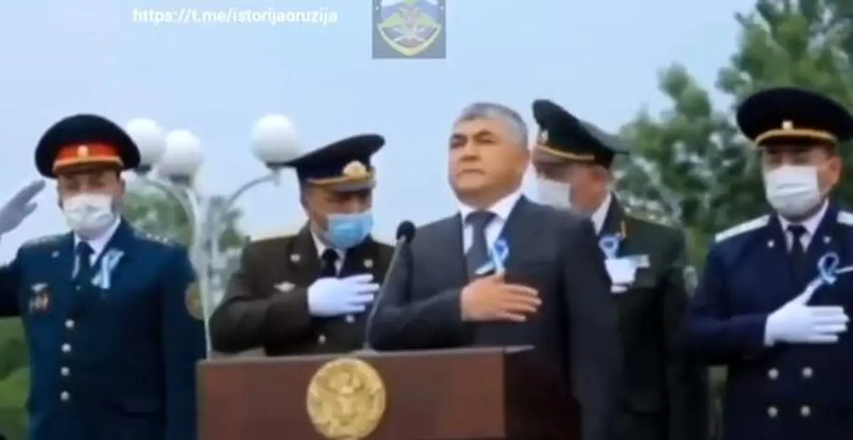 ادای احترام عجیب نظامیان هنگام پخش سرود ملی ازبسکتان+ فیلم