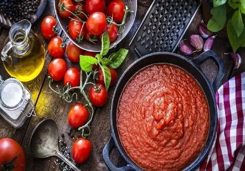تهیه ترشی خوشرنگ و پرطرفدار: ترشی سالاد فصل با طعم بی‌نظیر رب گوجه فرنگی!