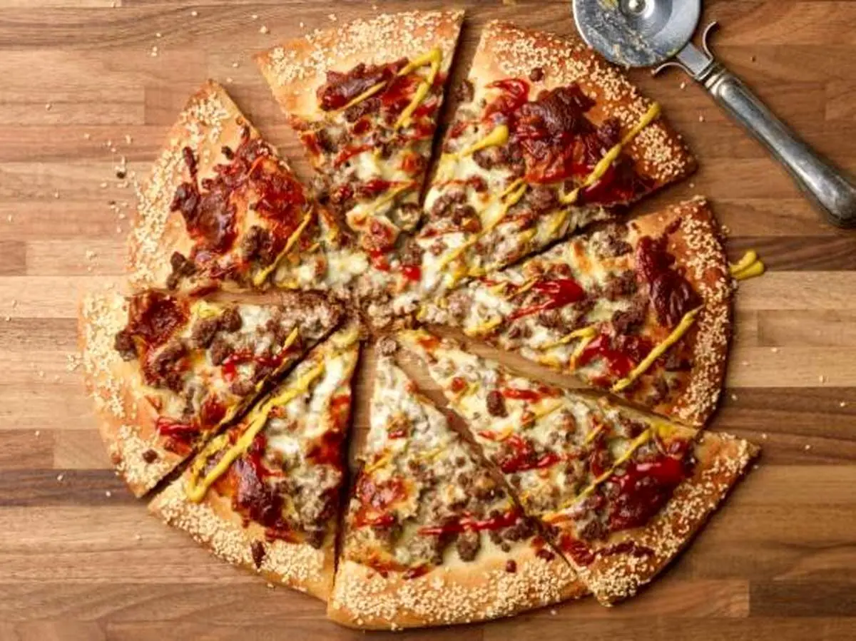 طرز تهیه پیتزا با خمیر چیزبرگر مرغ + فیلم