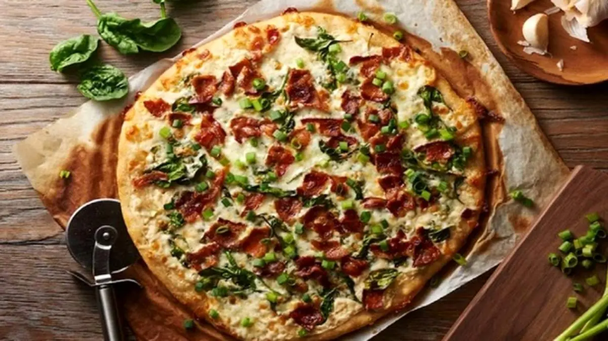 طرز تهیه پیتزا آلفردو با پنیر پارمسان خوشمزه