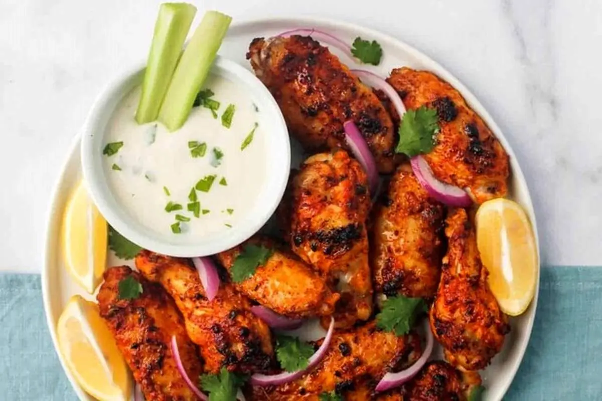 طرز تهیه بال مرغ با ماست و عسل تند در فر