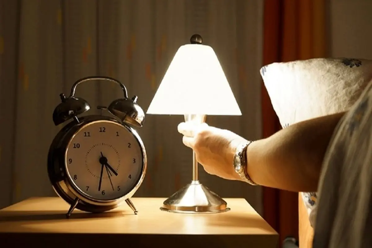مضرات و خطرات خوابیدن با نور لامپ