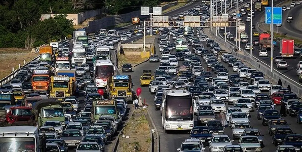 افزایش ۴۰ درصدی تردد خودرو در جاده‌ها / ترافیک سنگین در آزادراه قزوین-کرج-تهران