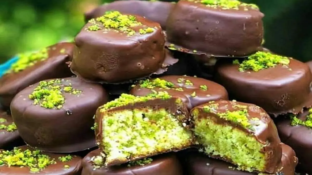 طرز تهیه کیک پسته‌ای با روکش شکلاتی