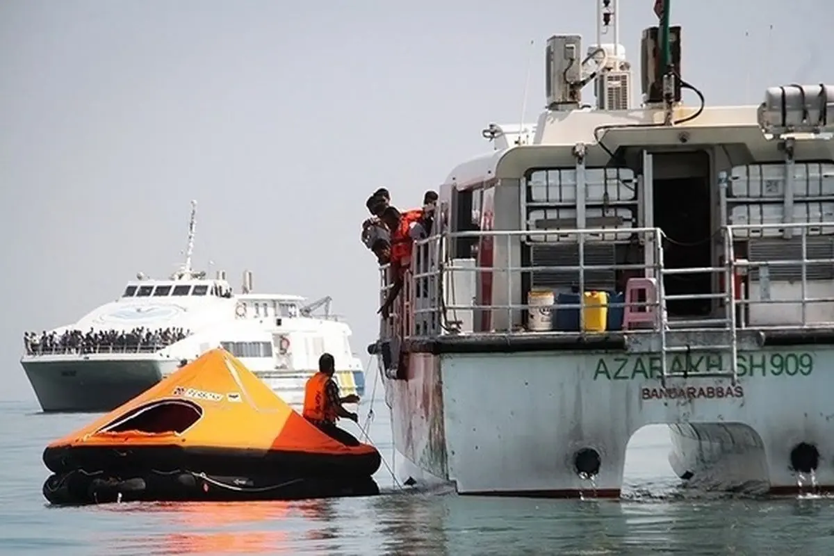 ۷ سرنشین شناور غرق شده دوبه متین در آب‌های عمان نجات یافتند