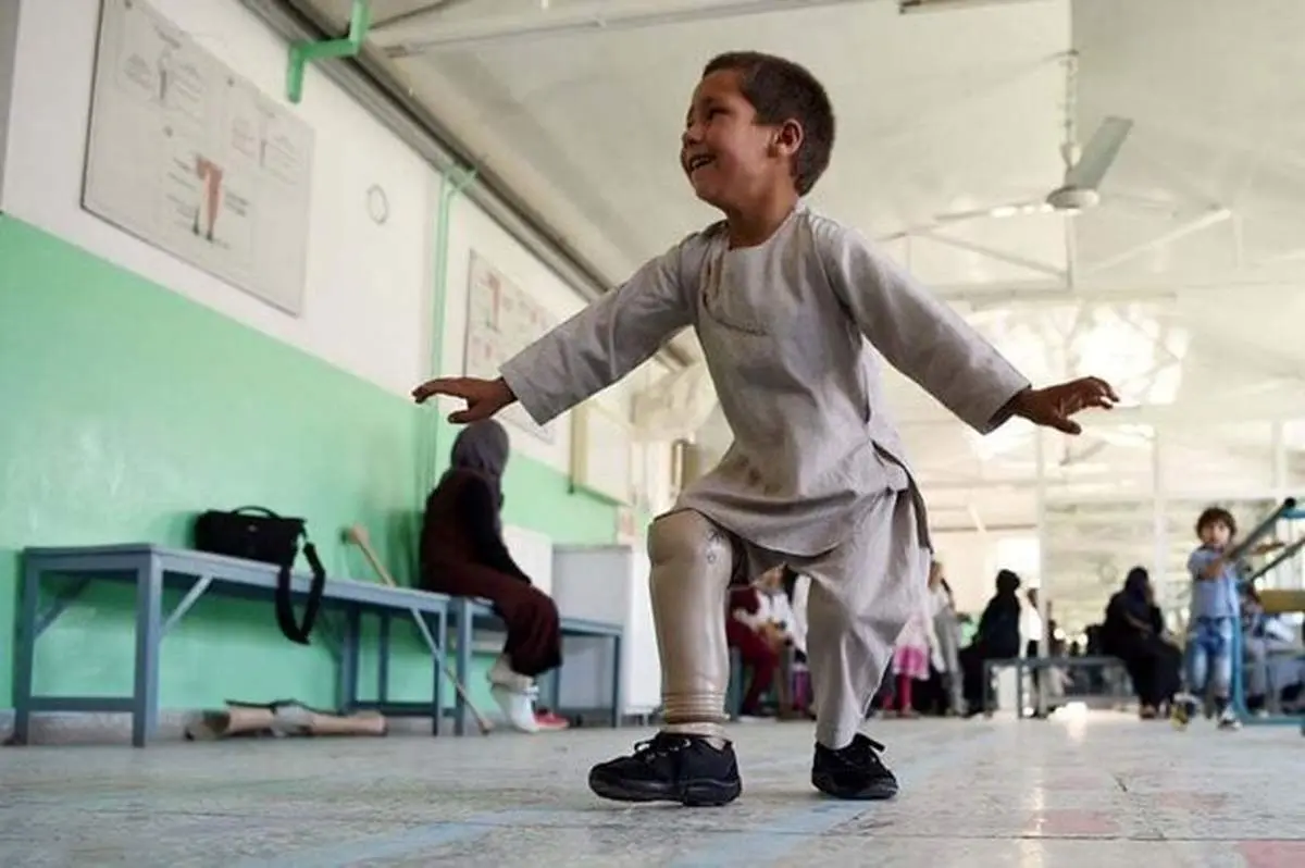 رقص خوشحالی کودک افغانستانی پس از دریافت پای مصنوعی + فیلم