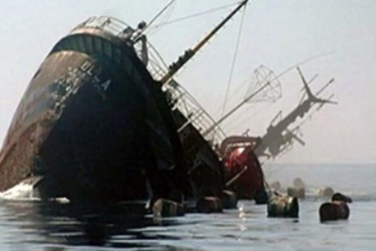نجات سرنشینان یک کشتی غرق شده ایرانی در آب‌های کشور عمان