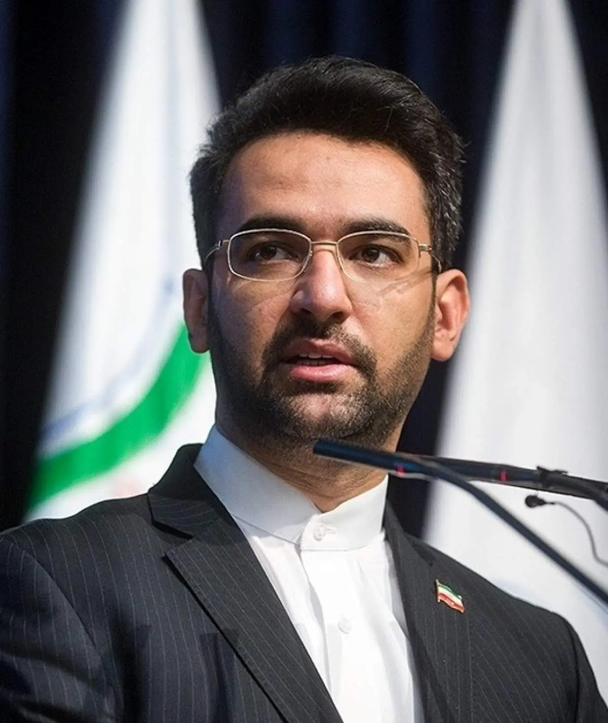 آذری جهرمی: رفع انحصار واردات اینترنت با افتتاح اولین مرکز تبادل داده بین‌المللی