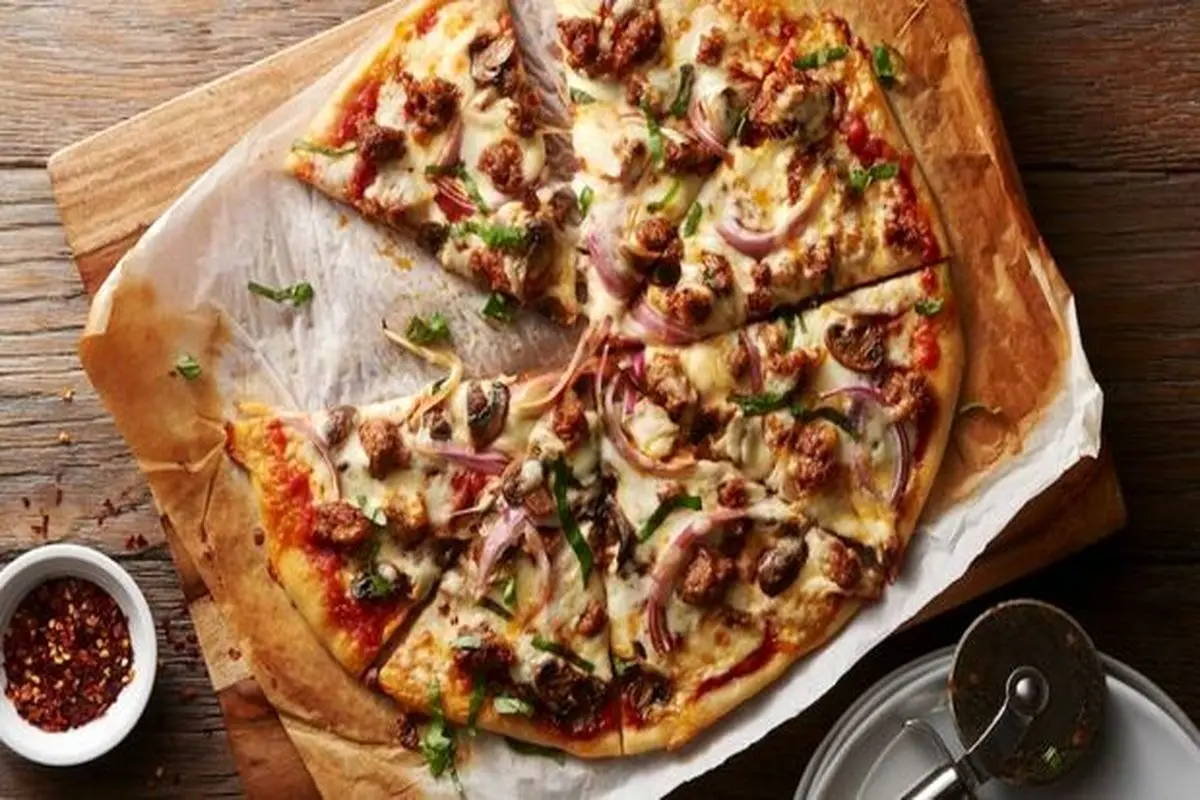 طرز تهیه پیتزا سوسیس با پیاز کاراملی و قارچ