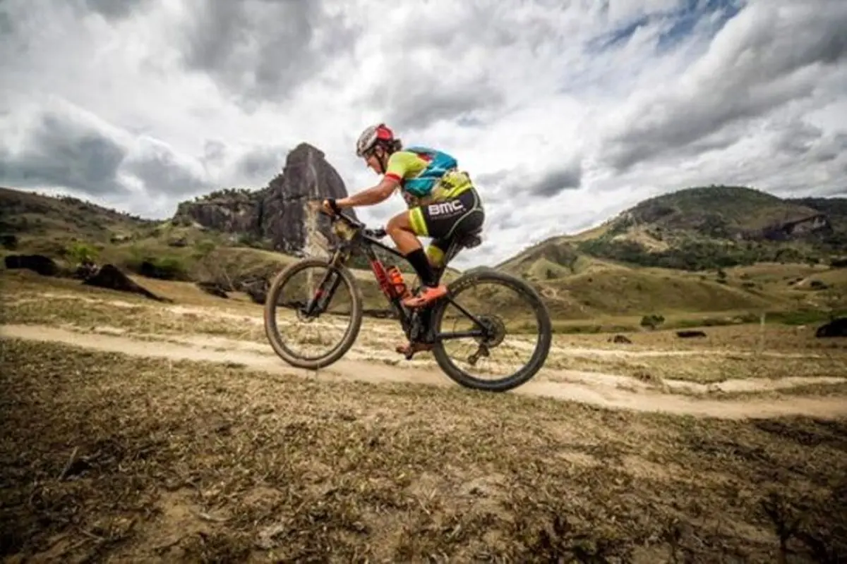 ثبت رکورد جهانی پرش از تپه با دوچرخه توسط یک اسپانیایی + فیلم