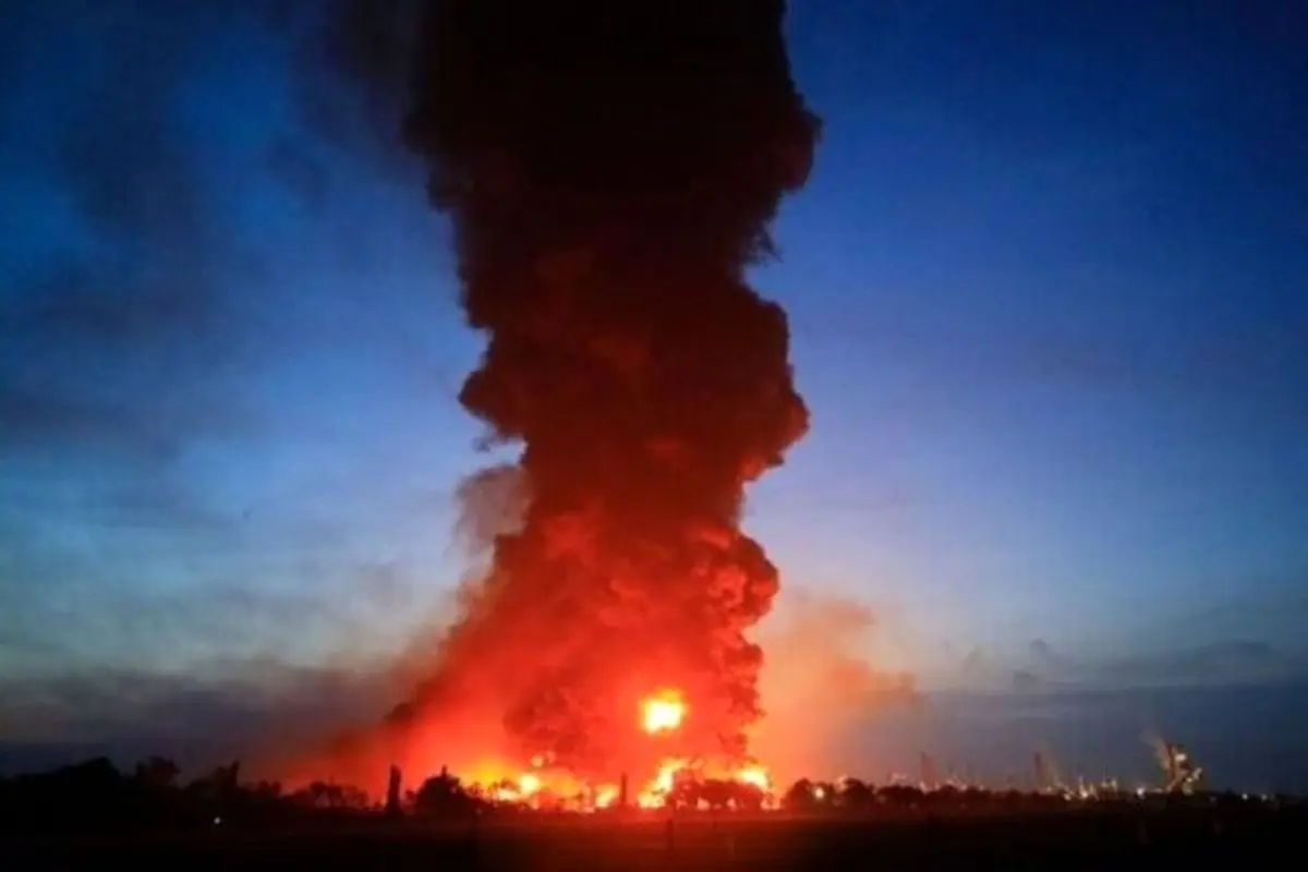 انفجار و آتش سوزی در پالایشگاه آمریکا + فیلم