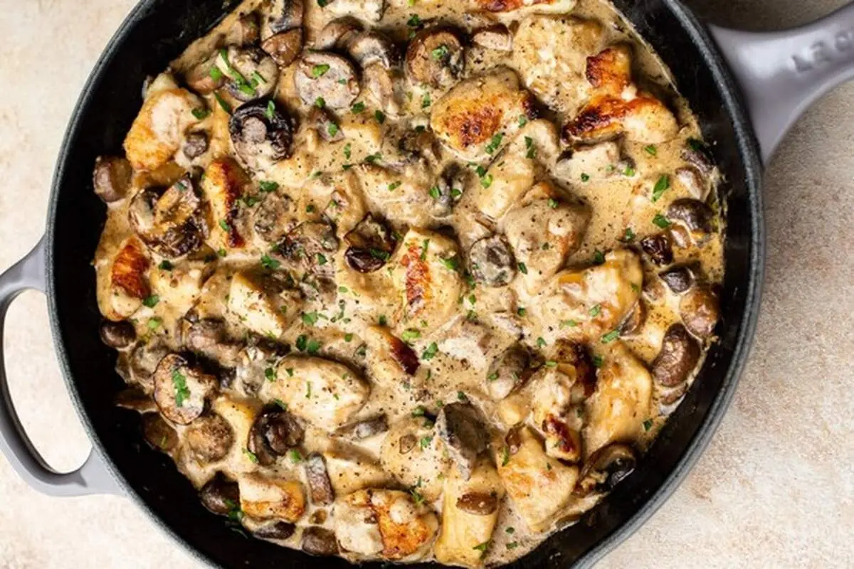 طرز تهیه چیکن استراگانف با سیب زمینی خلالی