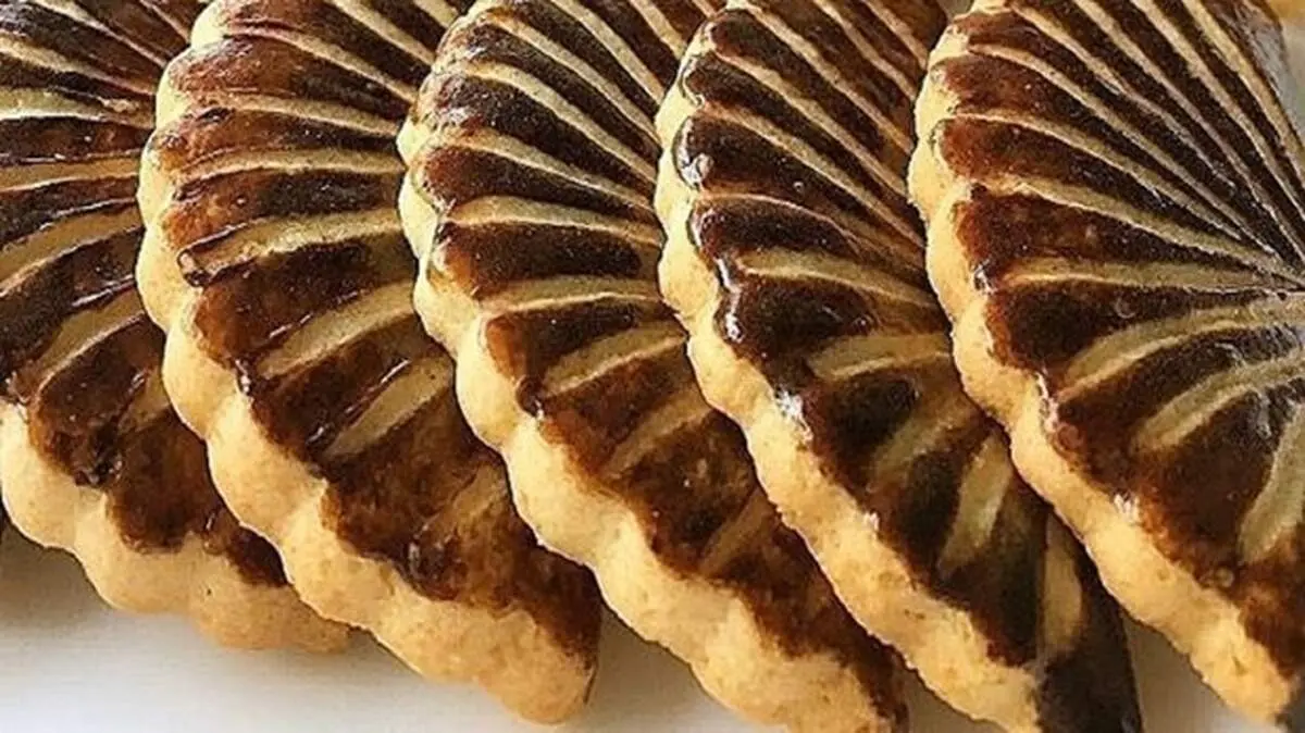 طرز تهیه قرابیه بادبزنی با رومال شکلات