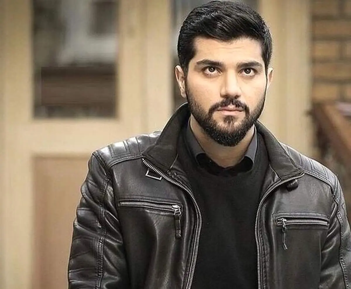 سینا مهراد در کافه ای خیابانی + عکس