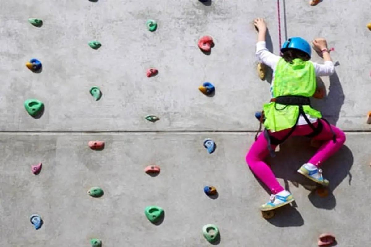 سرعت خیره کننده دختر ۸ ساله در بالارفتن از دیوار + فیلم