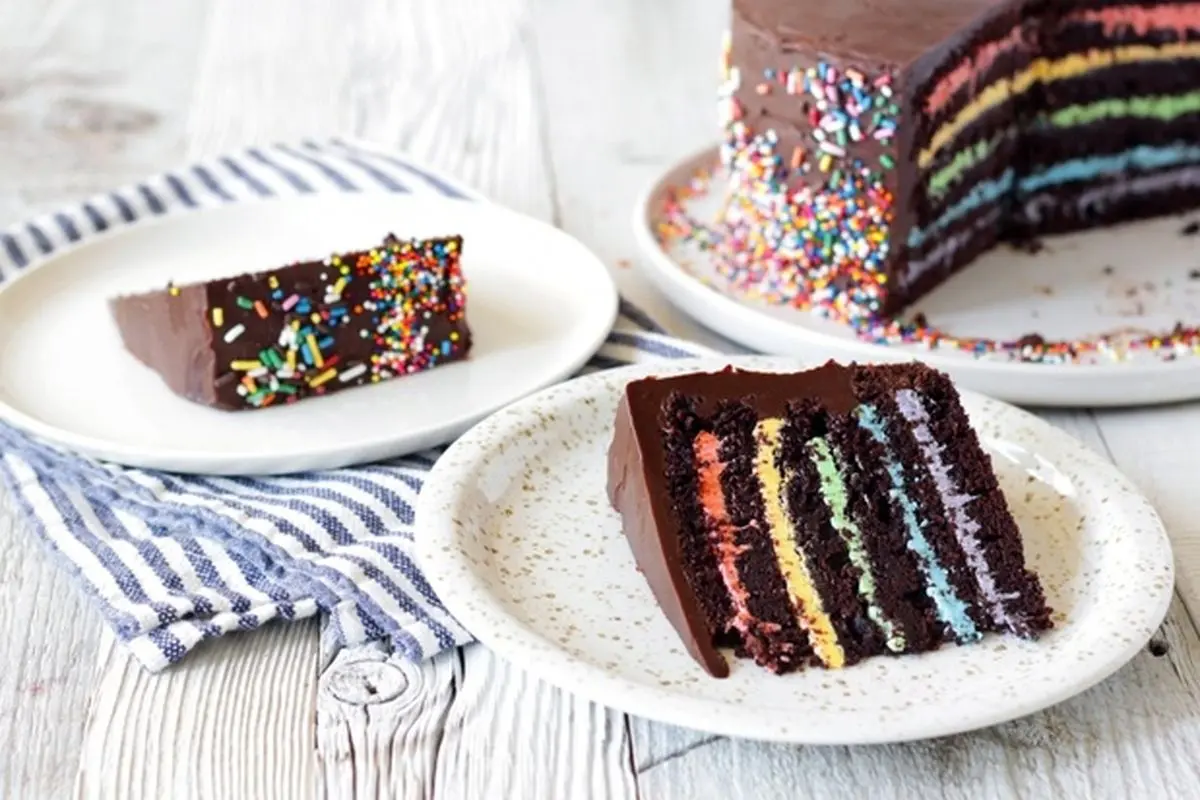 طرز تهیه کیک شکلاتی رنگین کمان + فیلم