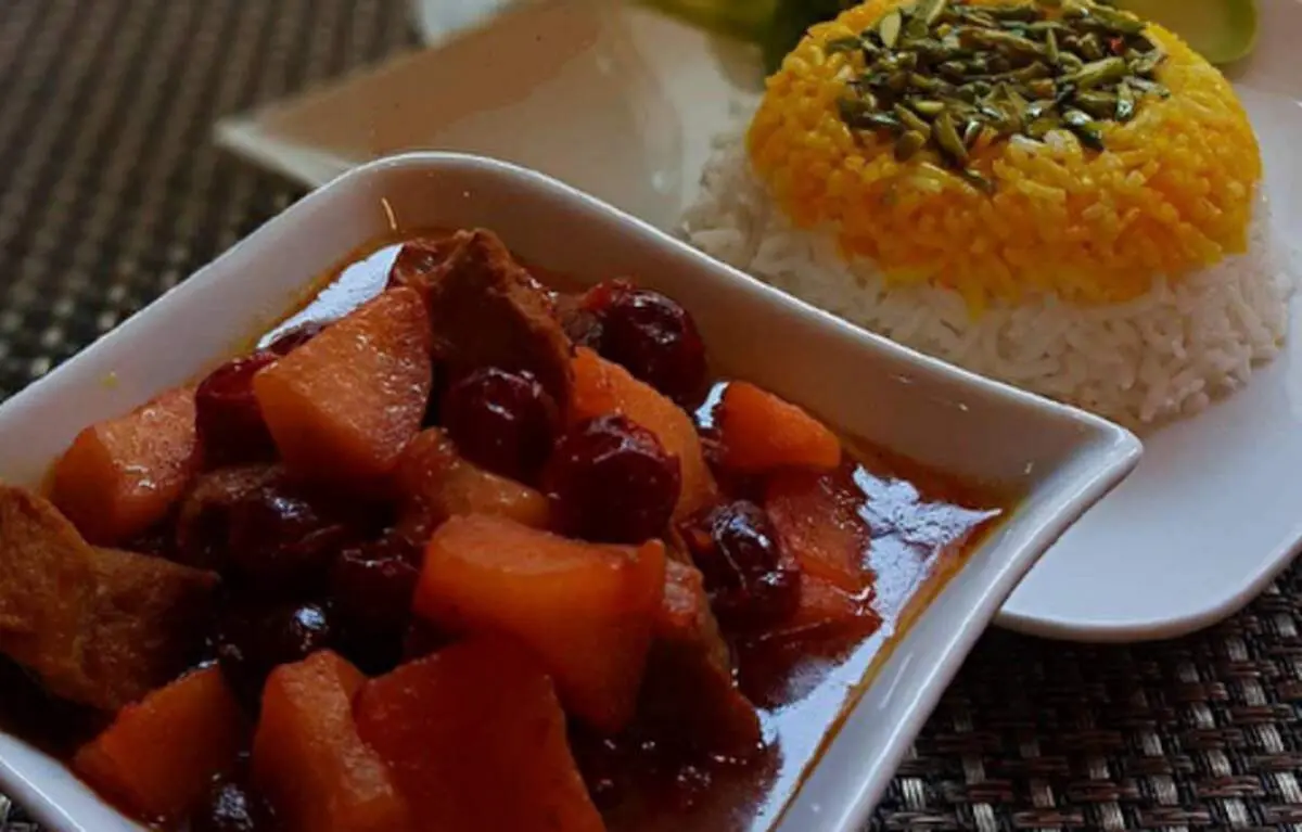 طرز تهیه خورش آلبالو و سیب خوشمزه