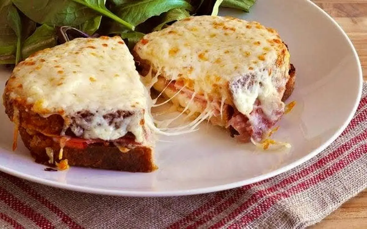 طرز تهیه ساندویچ کروک موسیو با سس بشامل