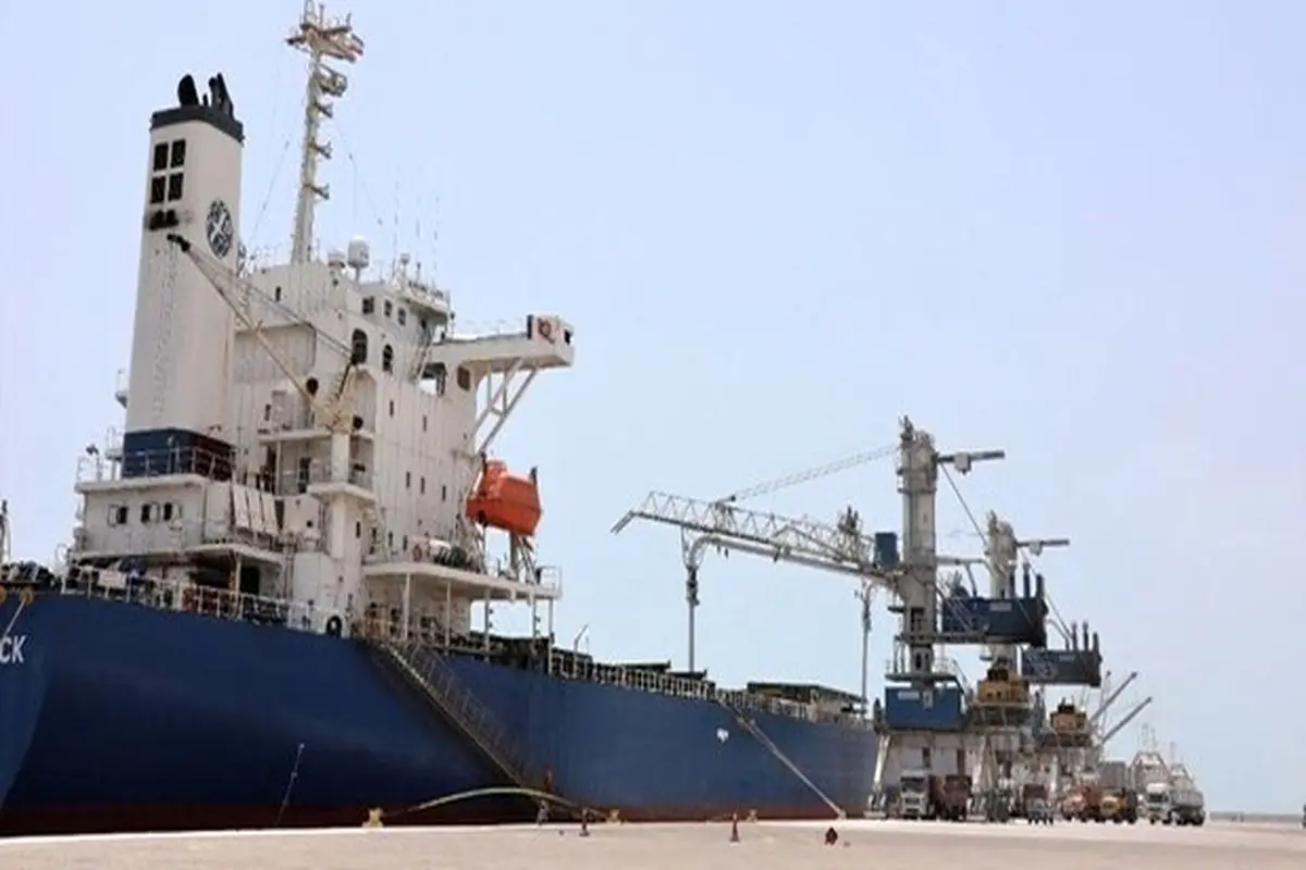 پهلوگیری دو کشتی کالای اساسی در بندر چابهار