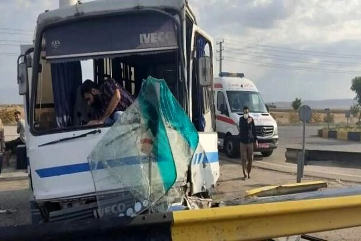 ۱۴ مصدوم درپی تصادف ۲ مینی بوس در محور تکاب