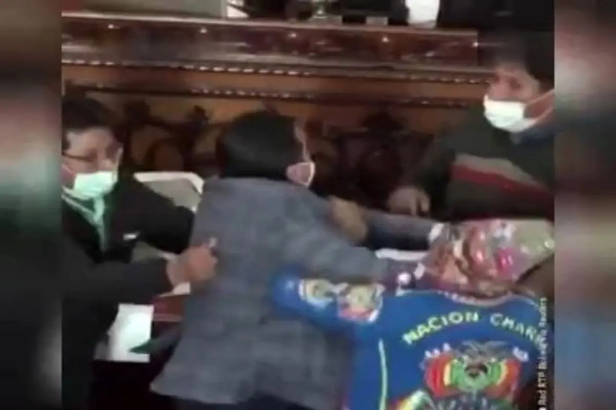 درگیری شدید بین نمایندگان پارلمان بولیوی + فیلم