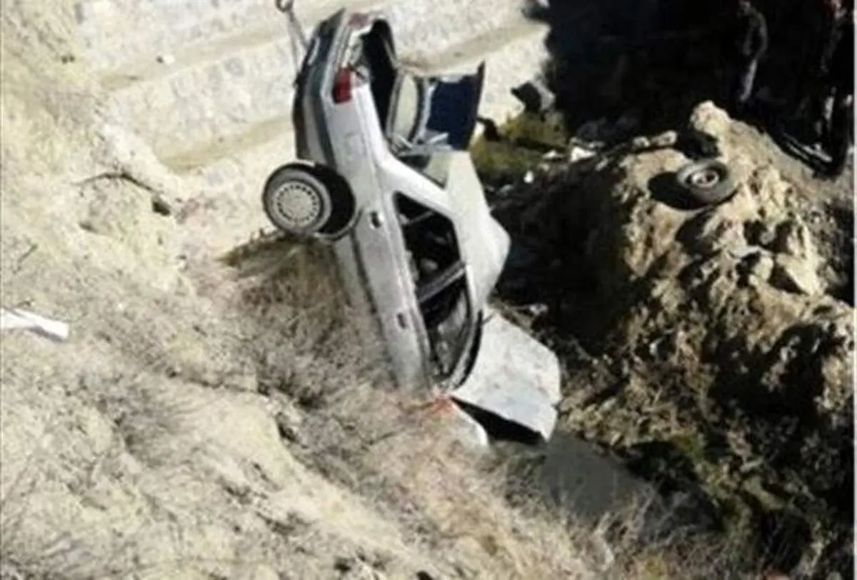 سقوط وحشتناک ۳ خودرو در پی ریزش زمین در وسط شهر + فیلم
