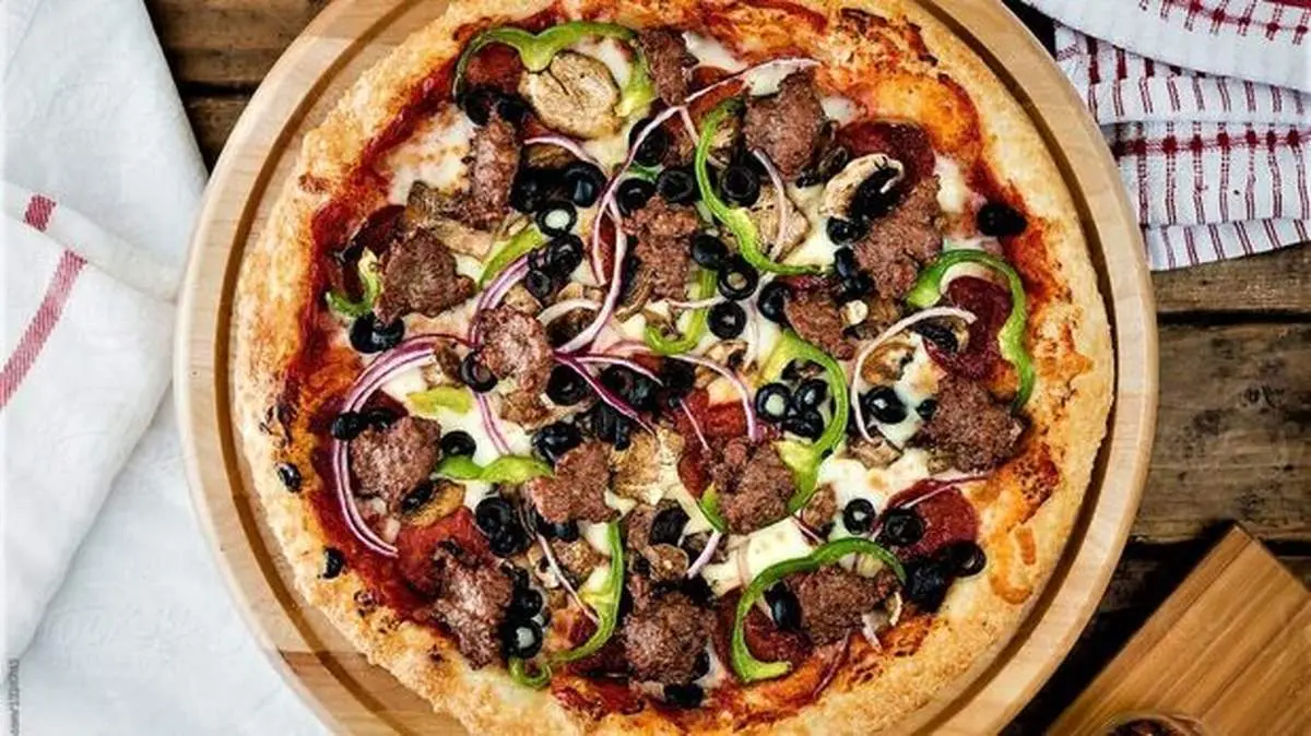 طرز تهیه پیتزا گوشت و زیتون لذیذ و متفاوت