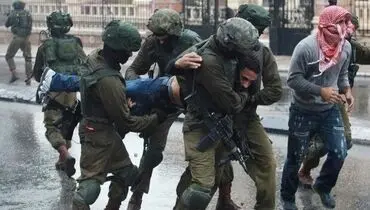 لحظه تکان‌دهنده از حمله زندانبانان صهیونیست به اسرای فلسطینی+فیلم
