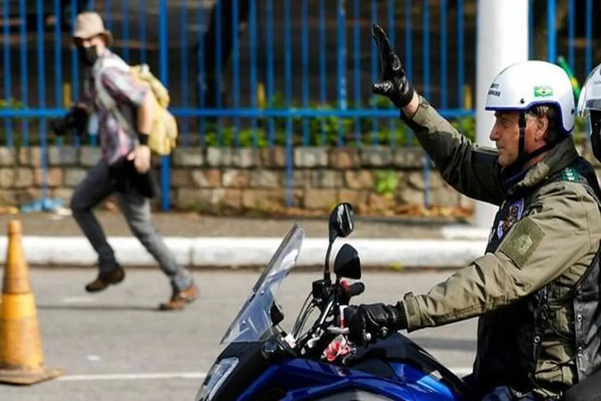 رئیس‌جمهوری برزیل به دلیل موتورسواری بدون ماسک ۱۰۰ دلار جریمه شد + فیلم
