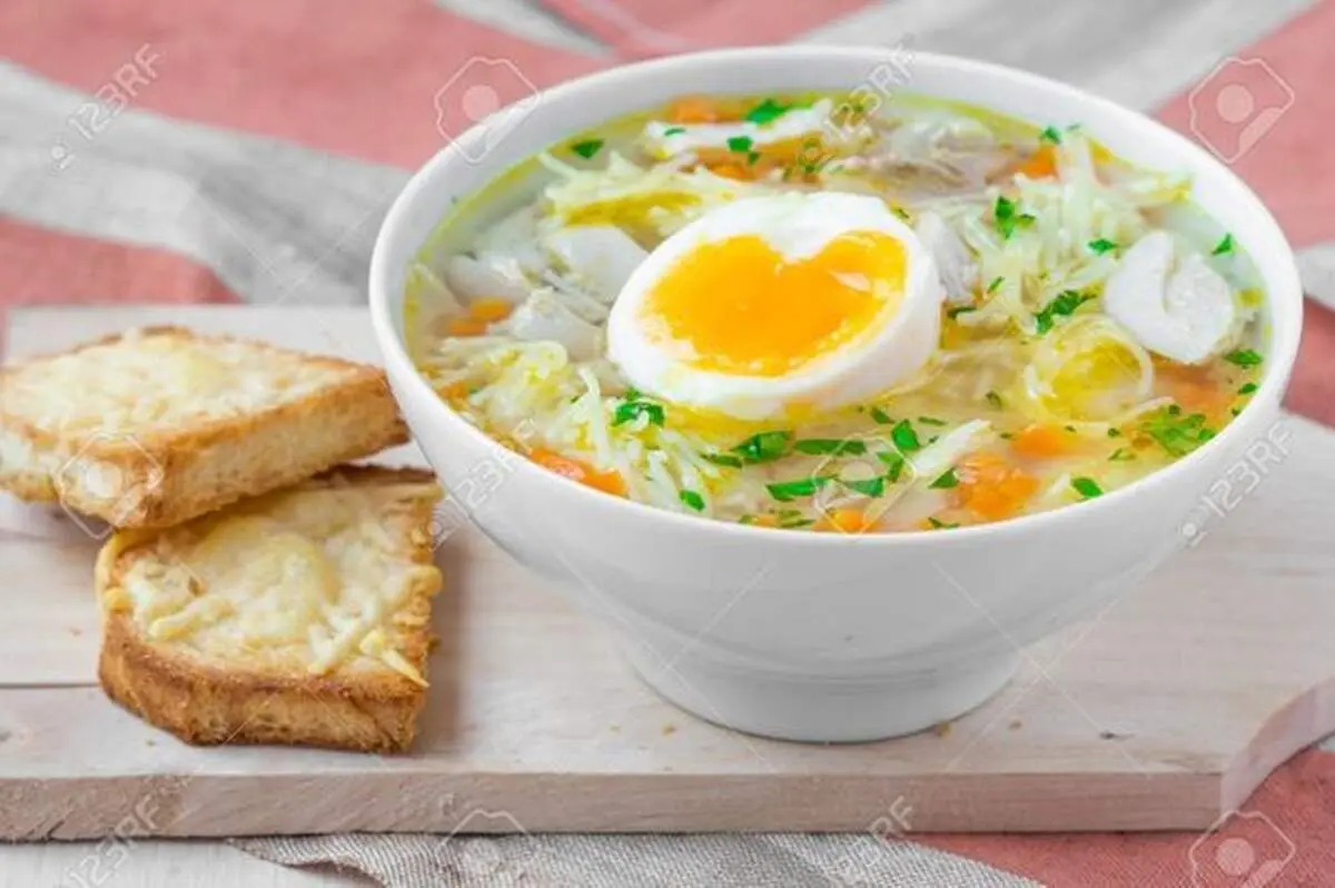 طرز تهیه نودل با پنیر پیتزا و تخم مرغ