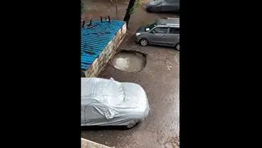 سقوط وحشتناک خودرو درون گودال + فیلم
