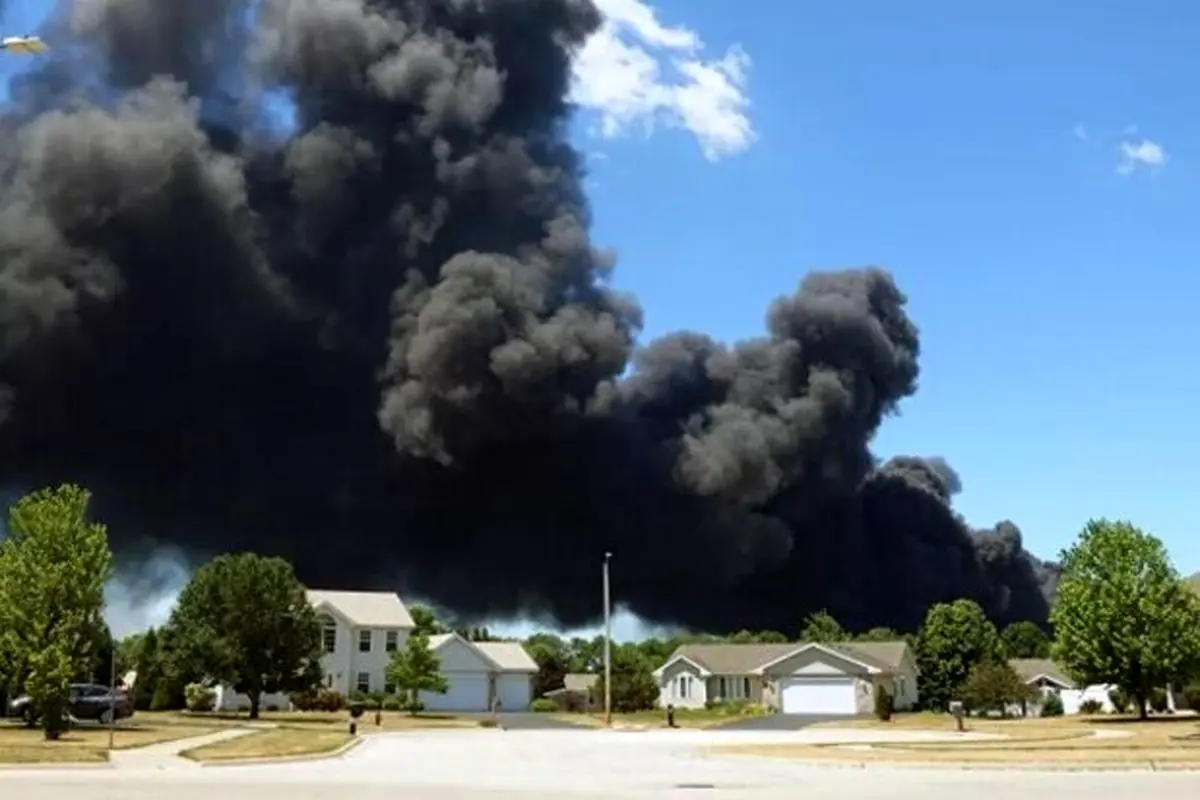 آتش سوزی گسترده در یک کارخانه تولیدمواد شیمیایی در شیکاگوی آمریکا + فیلم