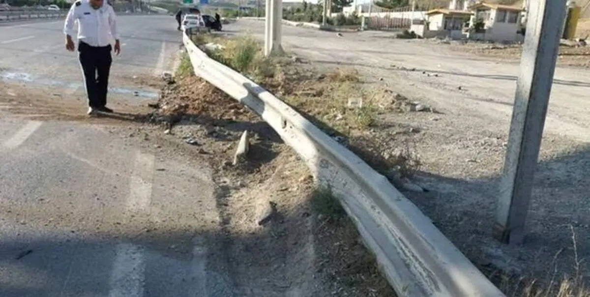 تصادف شدید پژو ۲۰۶ با گاردریل‌ها در بزرگراه همت/ پلیس راننده را نجات داد+ عکس