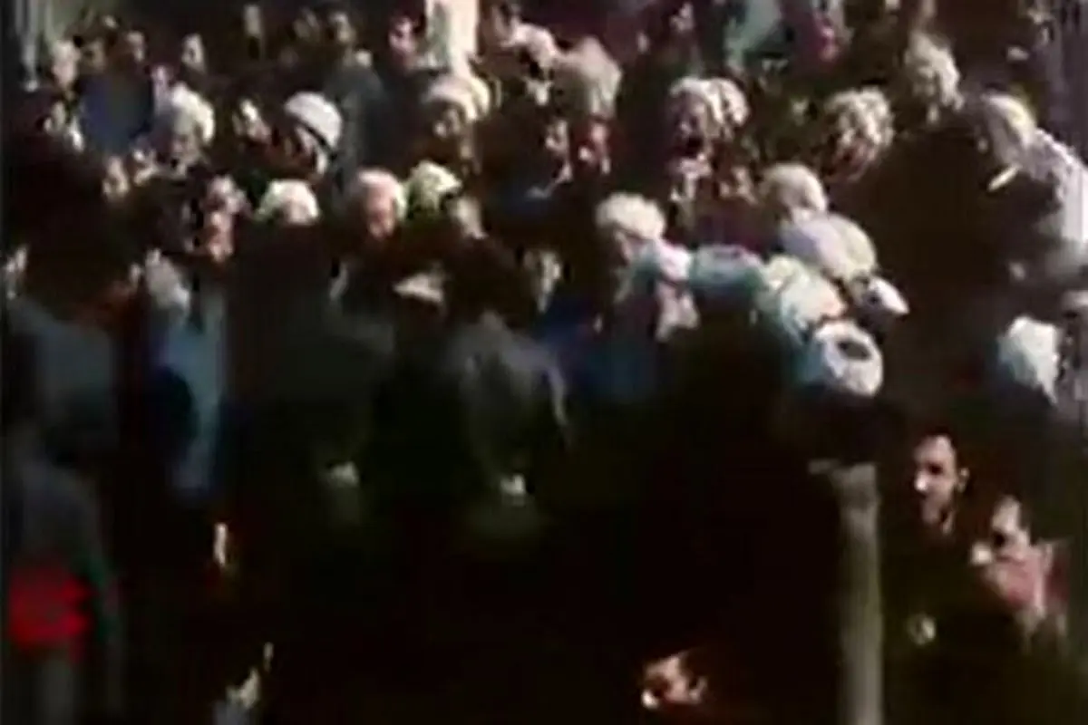 لحظاتی از حضور رهبر انقلاب در مراسم تشییع امام خمینی + فیلم