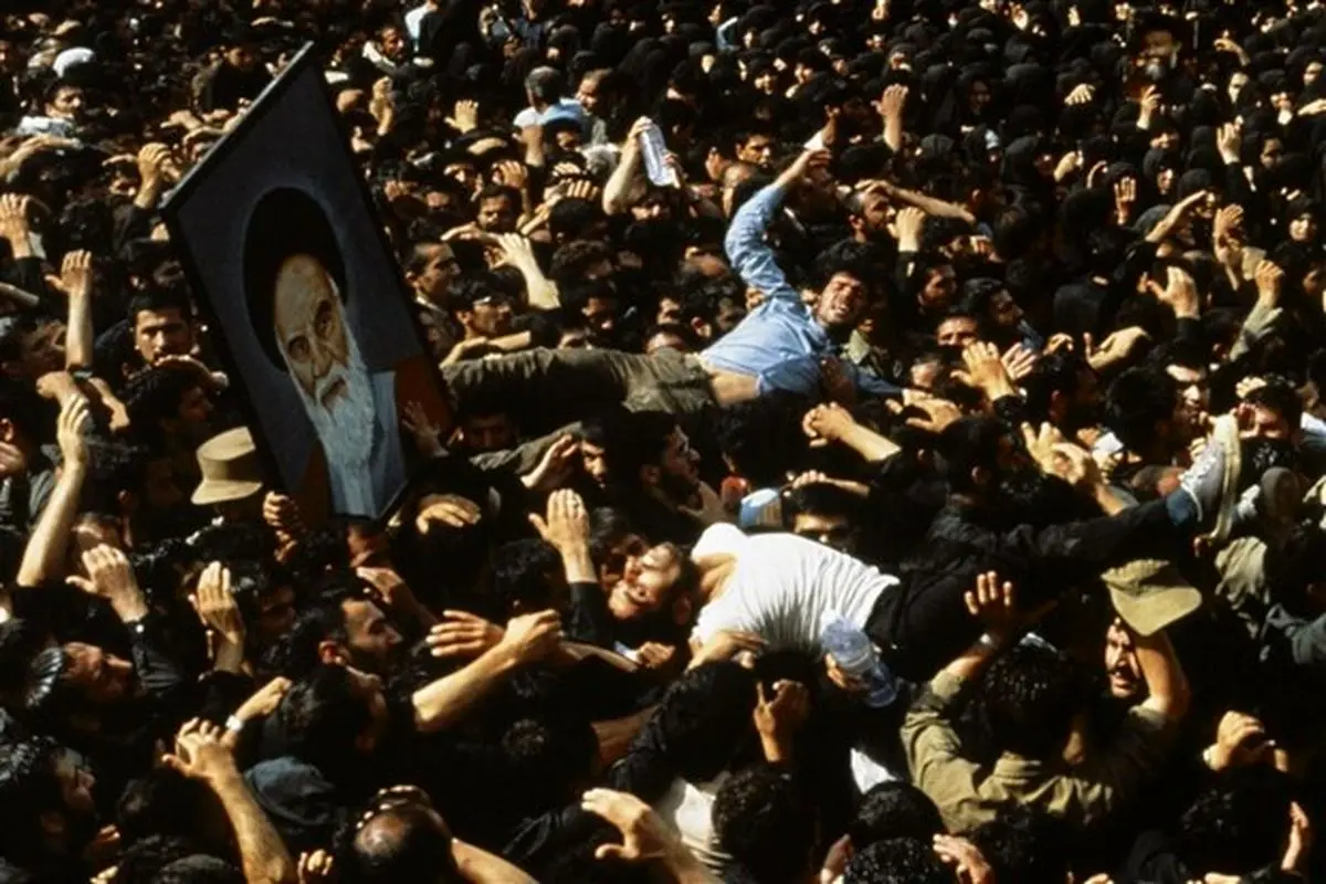 وداع ملت با امام خمینی (ره)؛ بزرگترین مراسم تشییع پیکر در تاریخ+فیلم