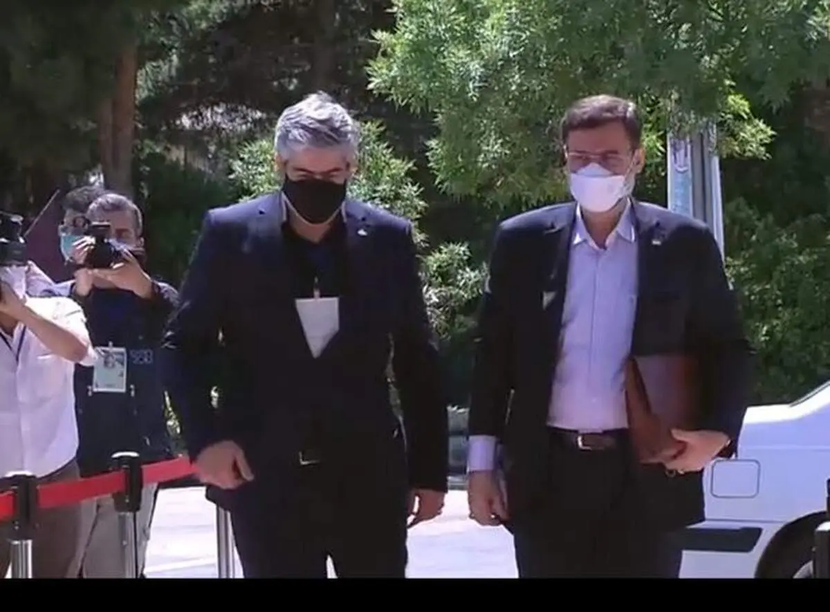 قاضی زاده هاشمی وارد ساختمان جام جم شد